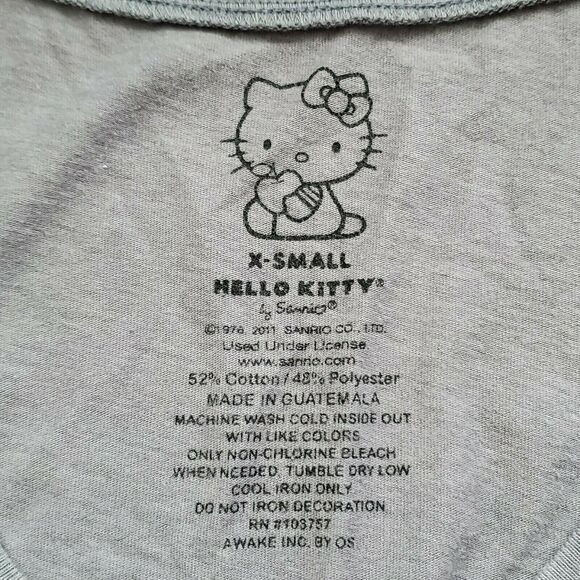Hello Kitty‎ Christmas Tshirt Juniors Sz XS Gray Santa Claus List Holiday Sanrio - Picture 5 of 5